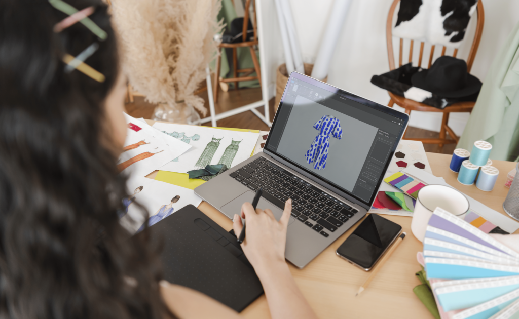 Mulher criando digitalmente roupas no software Audaces Fahsion studio para costura digital 