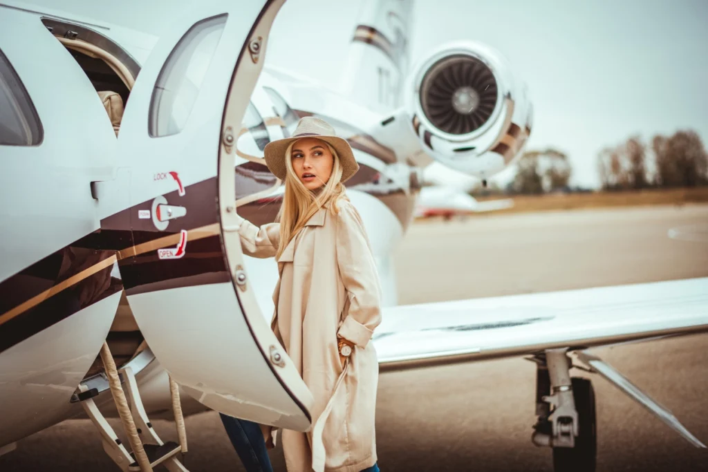 A blonde woman boarding a plane following dressing trends.