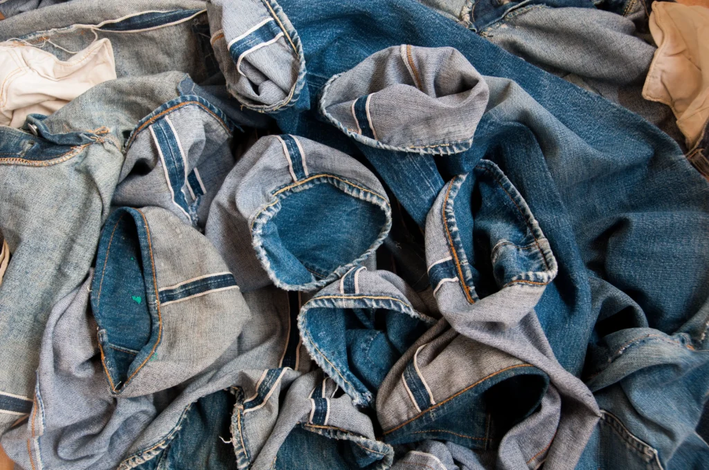 calças em jeans em coleção de moda atemporal