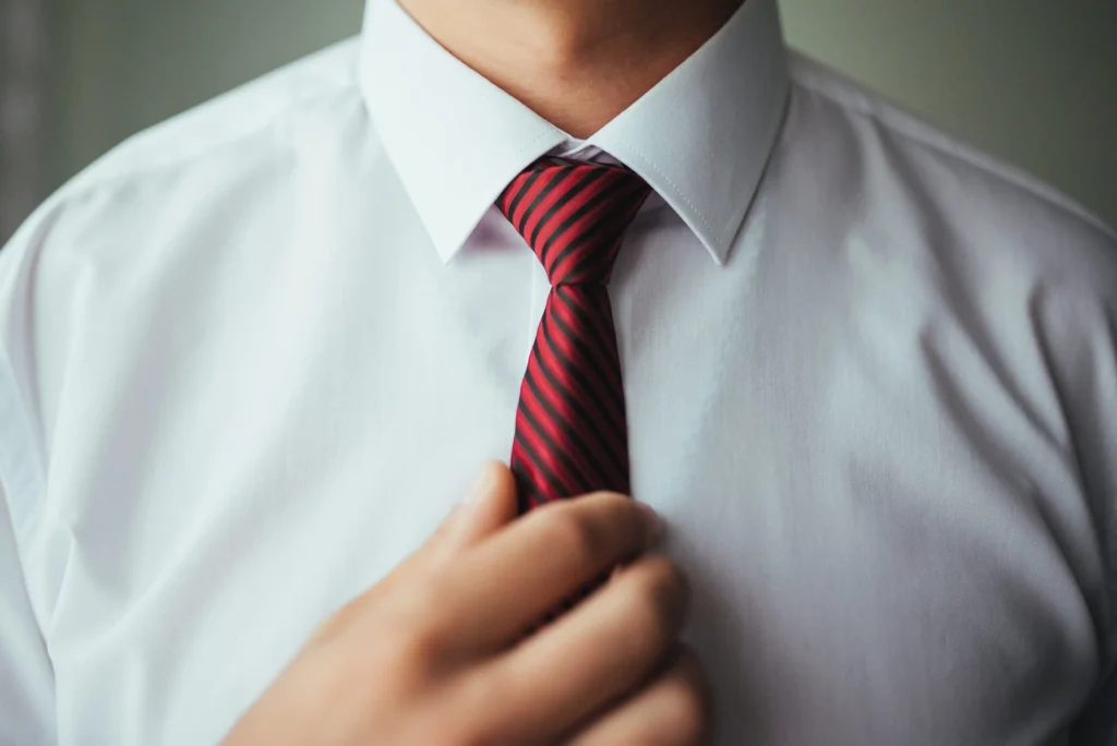 Homem utilizando ícone de moda masculina: gravata