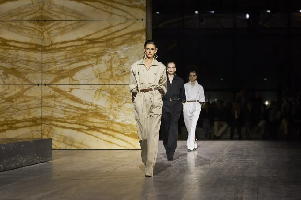 desfile Yves Saint Laurent, marca famosa en la historia de la moda