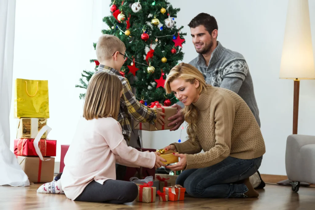 Família trocando presentes no natal, data que faz parte do calendário sazonal do mundo todo 