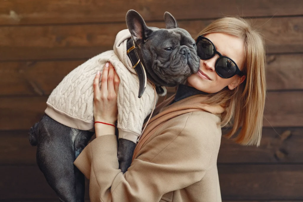 Mulher e cachorro com roupas de moda pet
