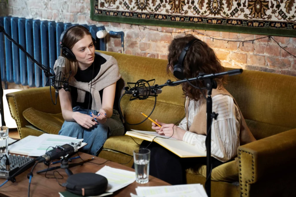 Podcast de moda: dos mujeres en una charla.