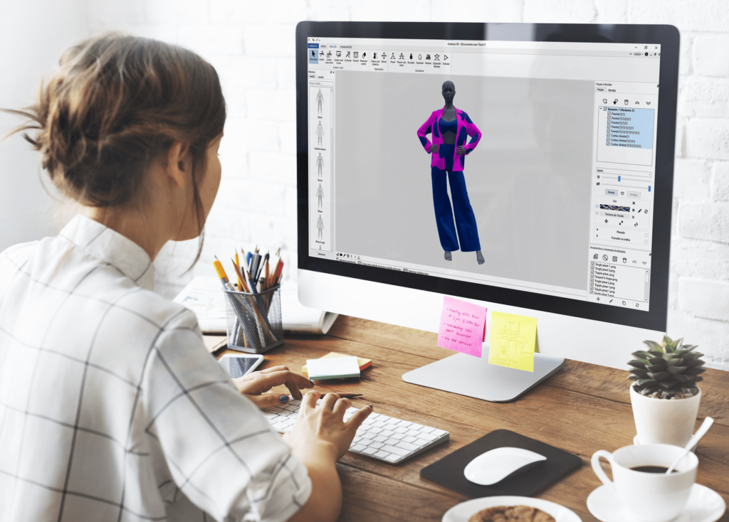 Mulher usando o Audaces 3D para criar desenho 3d de moda