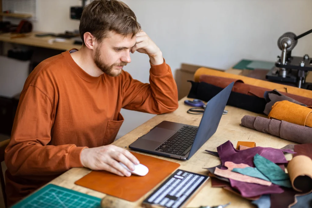 Homem utilizando tecnologia para confecção de uniformes