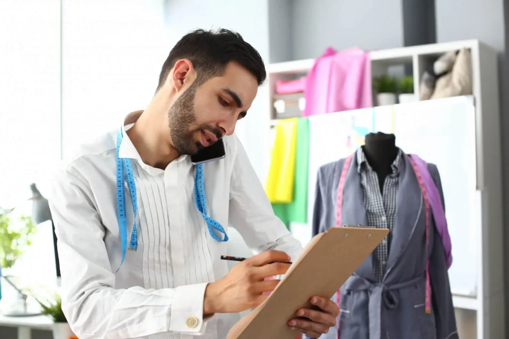 Um profissional fazendo gestão de moda sem o uso de tecnologia.