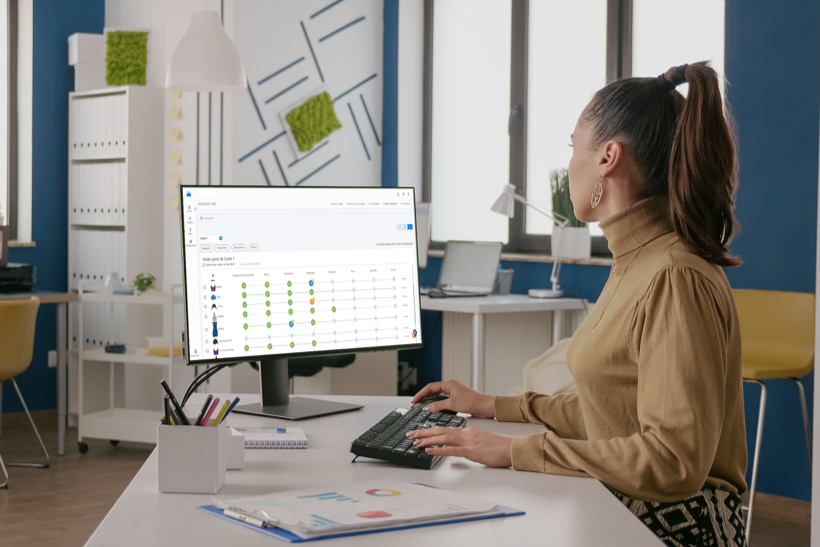 Profissional fazendo gestão de moda eficiente com a tecnologia Audaces.