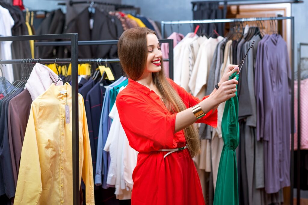 Mujer eligiendo prendas de vestir de una colección