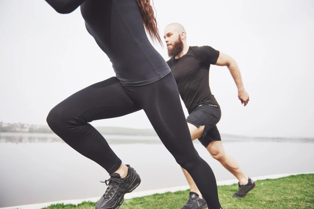 Pareja utilizando telas deportivas para su actividad fisica