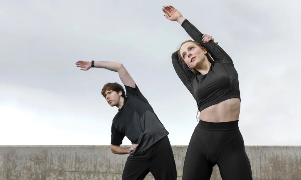 Pareja utilizando poliester y dryfit - telas deportivas en su actividad fisica