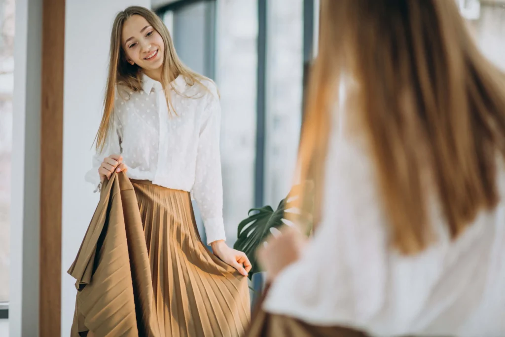 Caimento de roupa: mulher provando saia