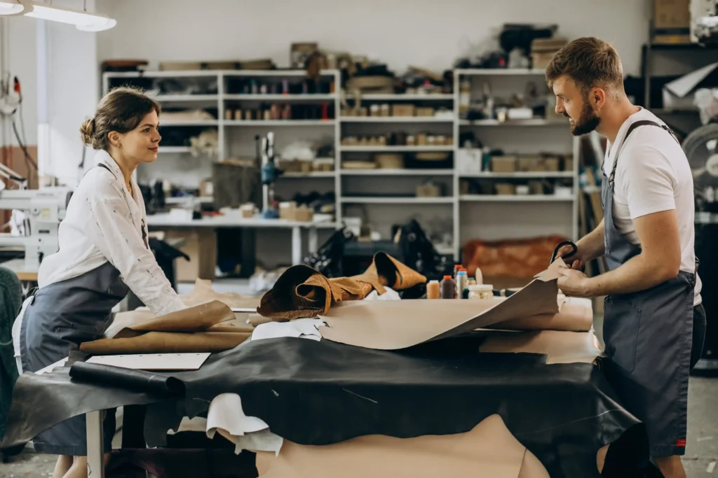 Homem e mulher fazendo corte industrial para roupas.