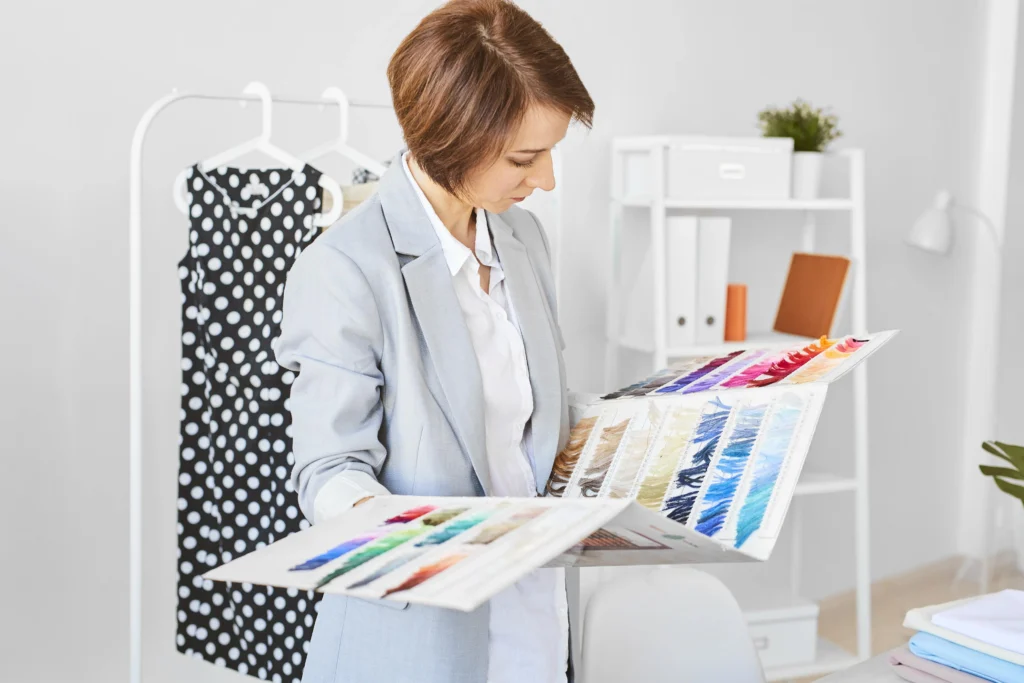 Mujer eligiendo a materiales para su colección de moda.