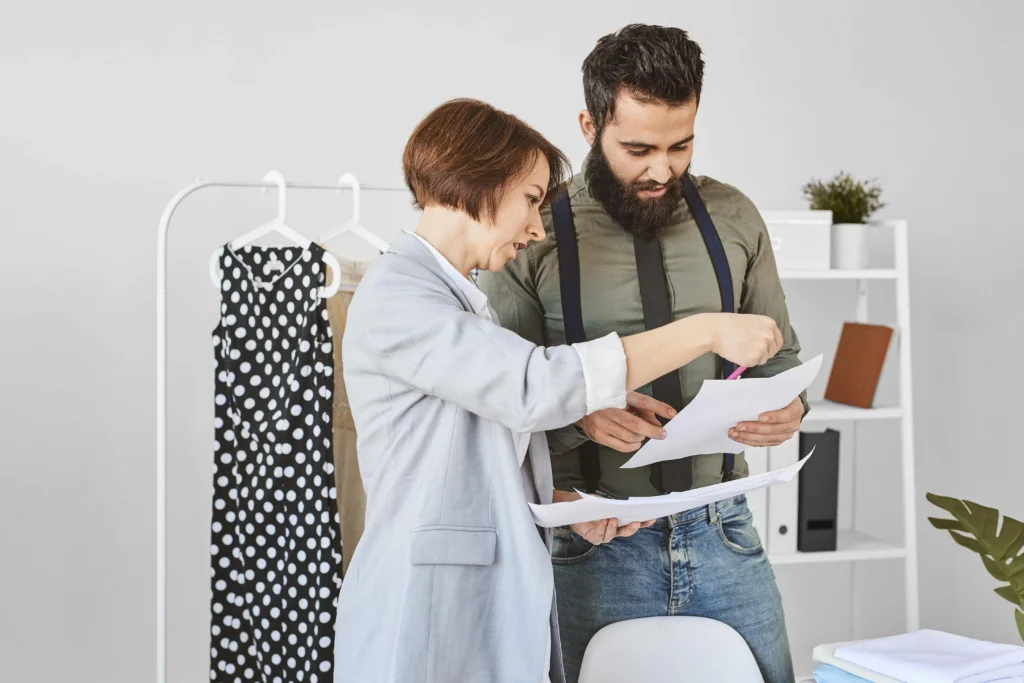 empresarios revisando leyes de la moda