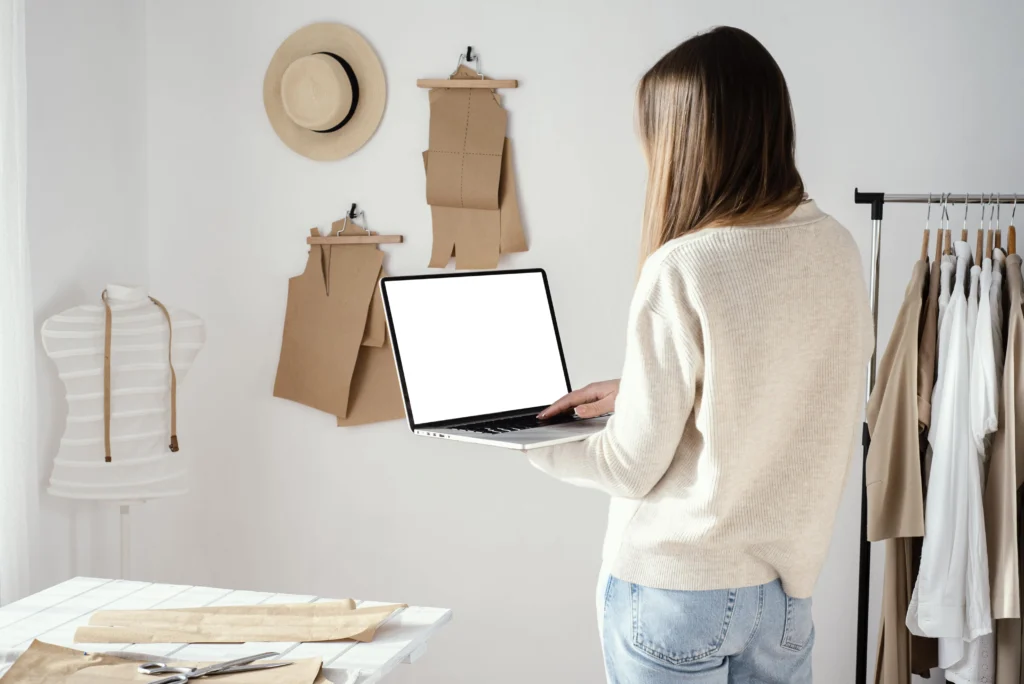 mujer usando tecnología de la producción optimizada