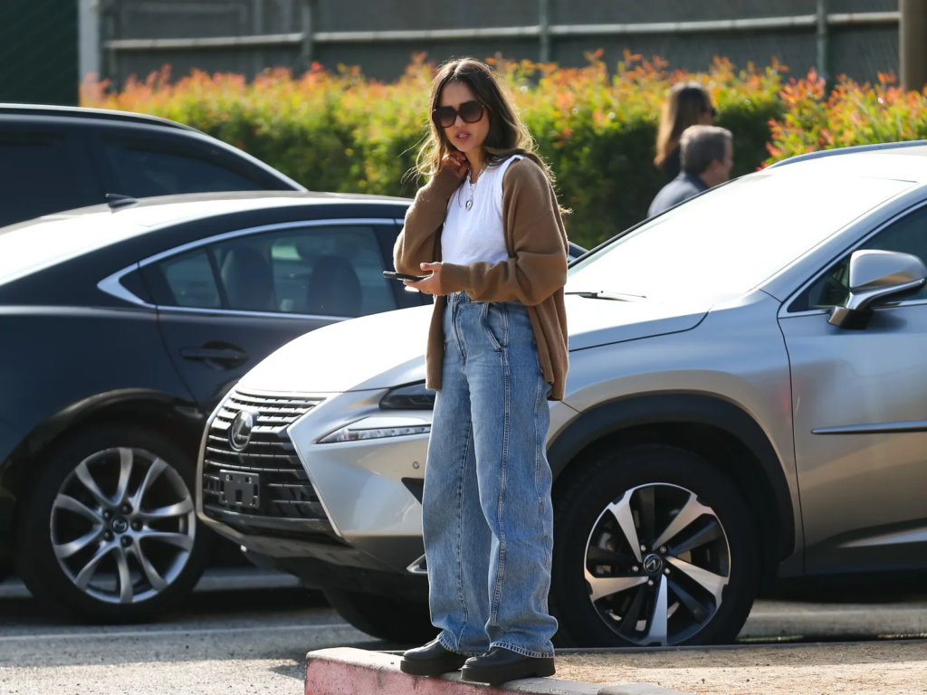 Jessica Alba usando un tipo de jeans baggy