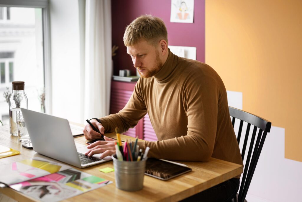 Patrones de camisas: hombre diseñando en su tablet y en su computadora