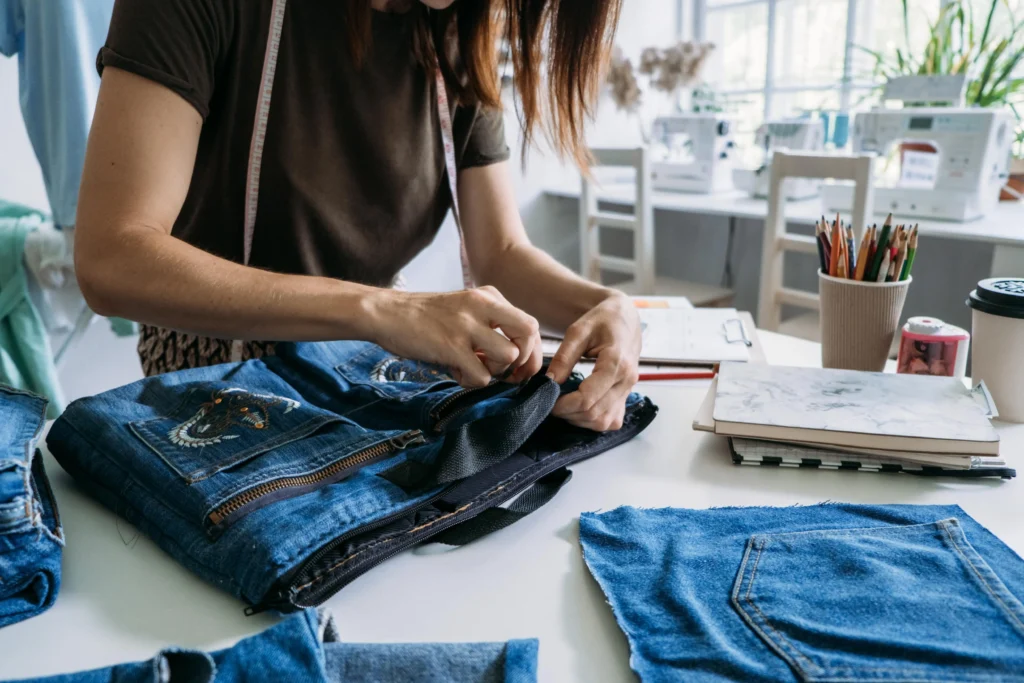 Diseñadora produciendo distintos tipos de jeans