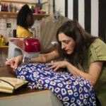 Mujeres trabajando en la confección de ropa usando tecnología avanzada