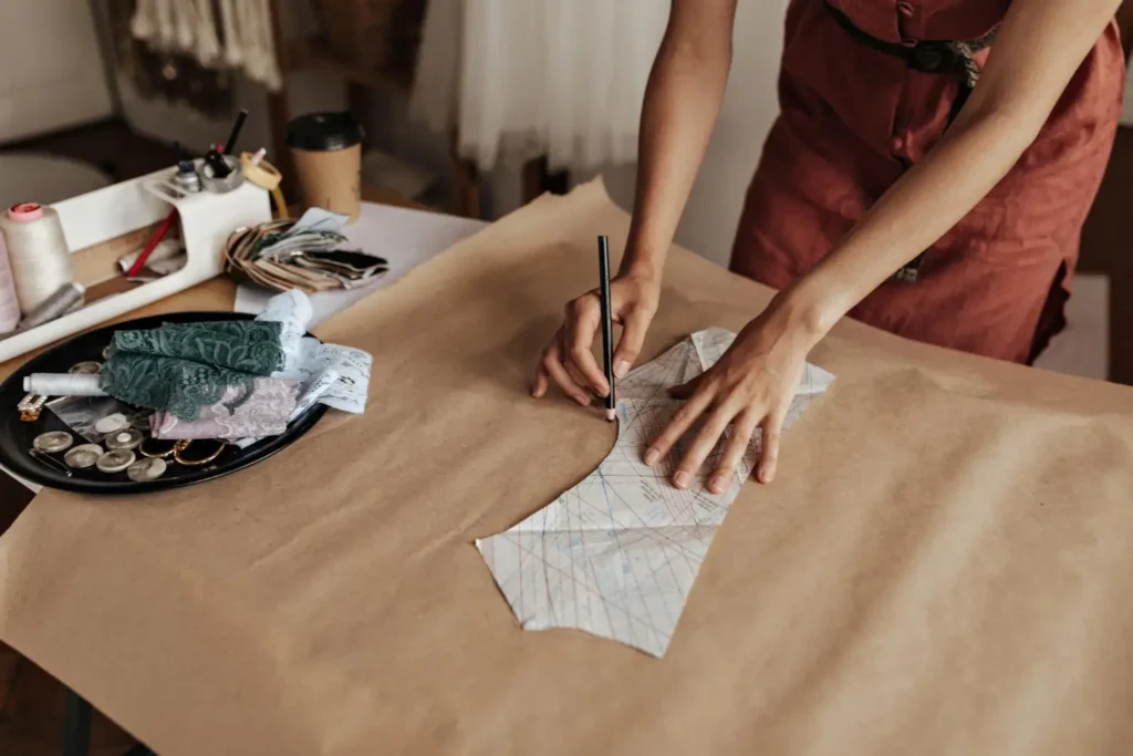 Estilista utilizando moldes de papel