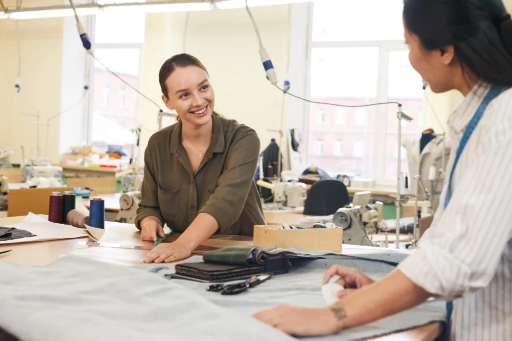 diseñadoras en su fabrica armando su colección con patronaje industrial