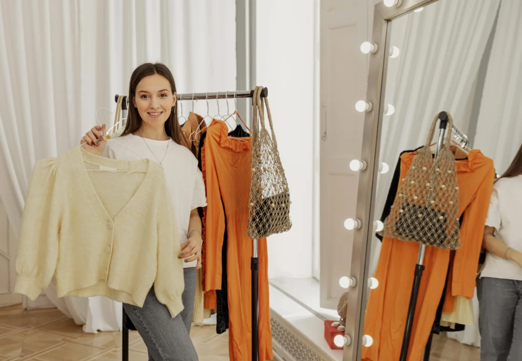 Mujer eligiendo productos textiles de alta calidad en una tienda de moda