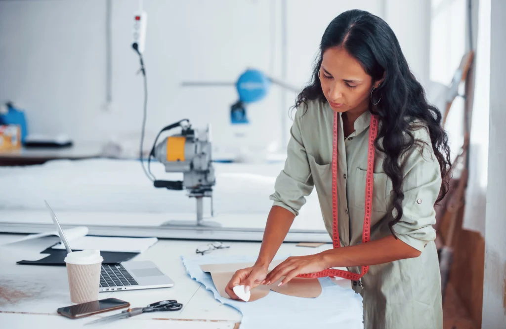 Escena que resalta la necesidad de una gestión industrial adecuada para asegurar la eficiencia y calidad en la fabricación de ropa.