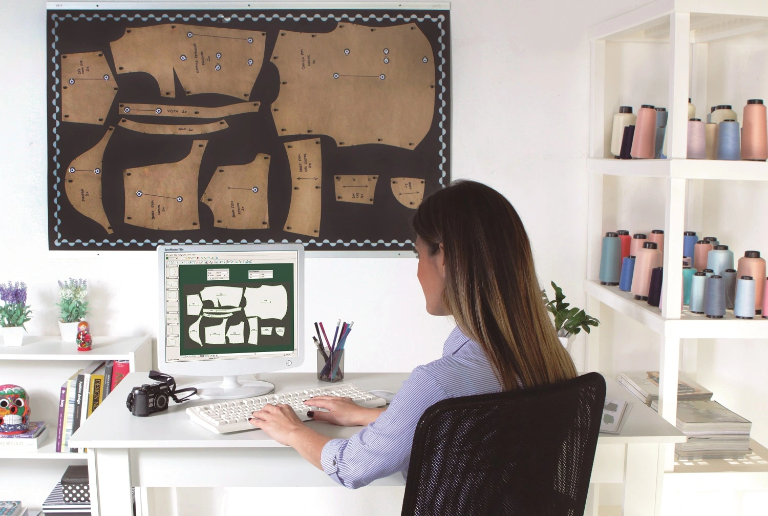 Donna che lavora al computer con il software Audaces Pattern