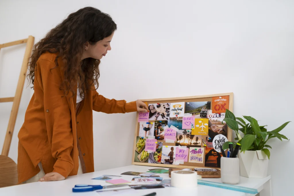 Diseñadora encontrando inspiración para colección de ropa