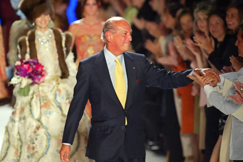 Oscar de la renta cerrando un desfile