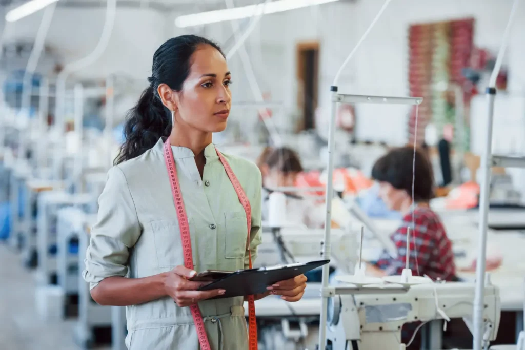 Gerente de produção gerenciando a produção em massa da confecção de moda