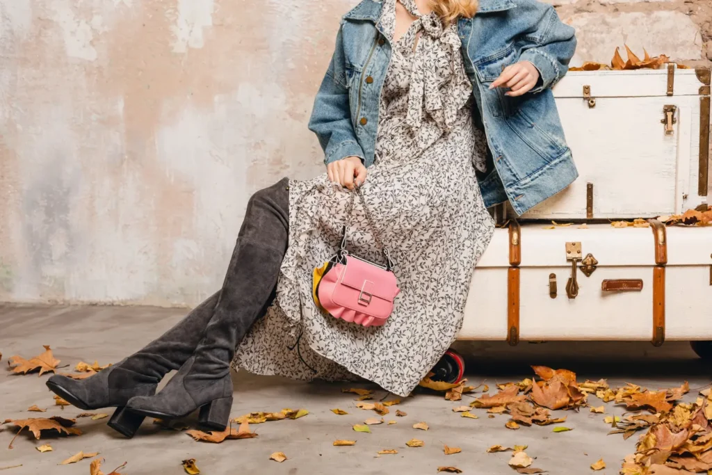 Mulher usando vestido fluido, uma das principais peças do estilo boho chic