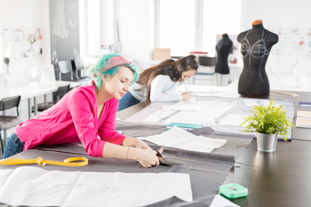 Learn how to choose the best fashion designing courses.