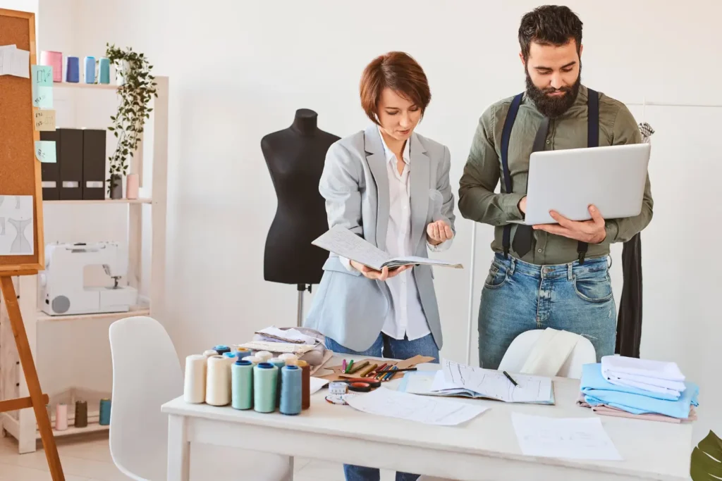 Analistas usando ERP para confecção de moda