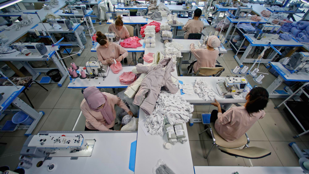 Layout de una fábrica para la fabricación de ropa con una sección de costura.