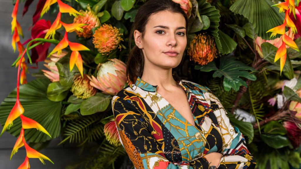 Modelos luciendo vestidos y conjuntos exclusivos de marcas de ropa colombiana en una sesión editorial.