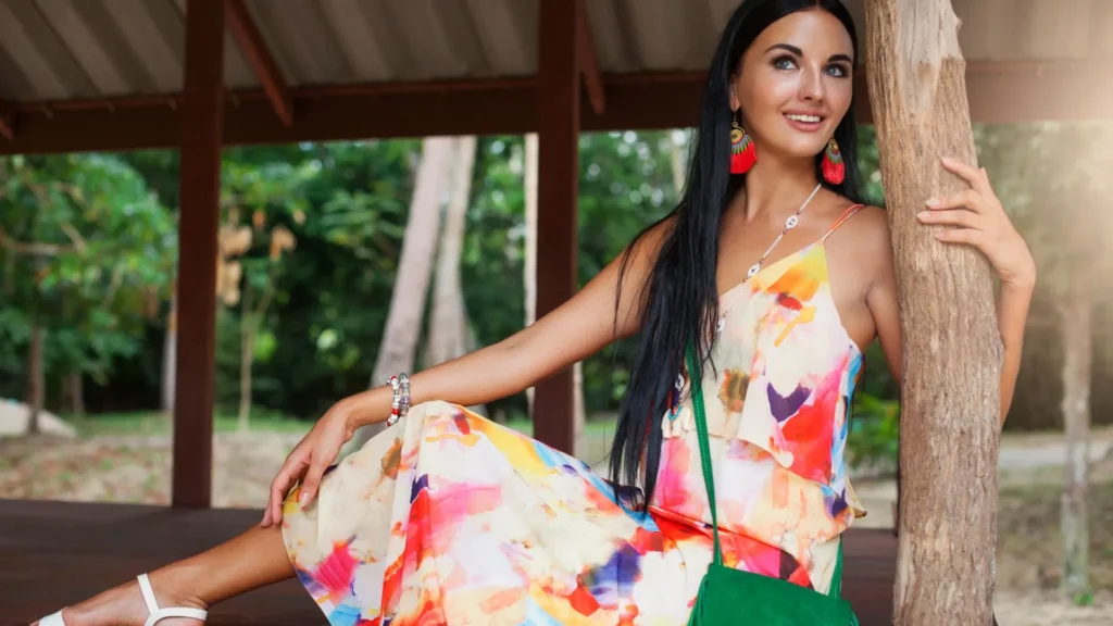 Modelos luciendo vestidos y conjuntos exclusivos de marcas de ropa colombiana en una sesión editorial.