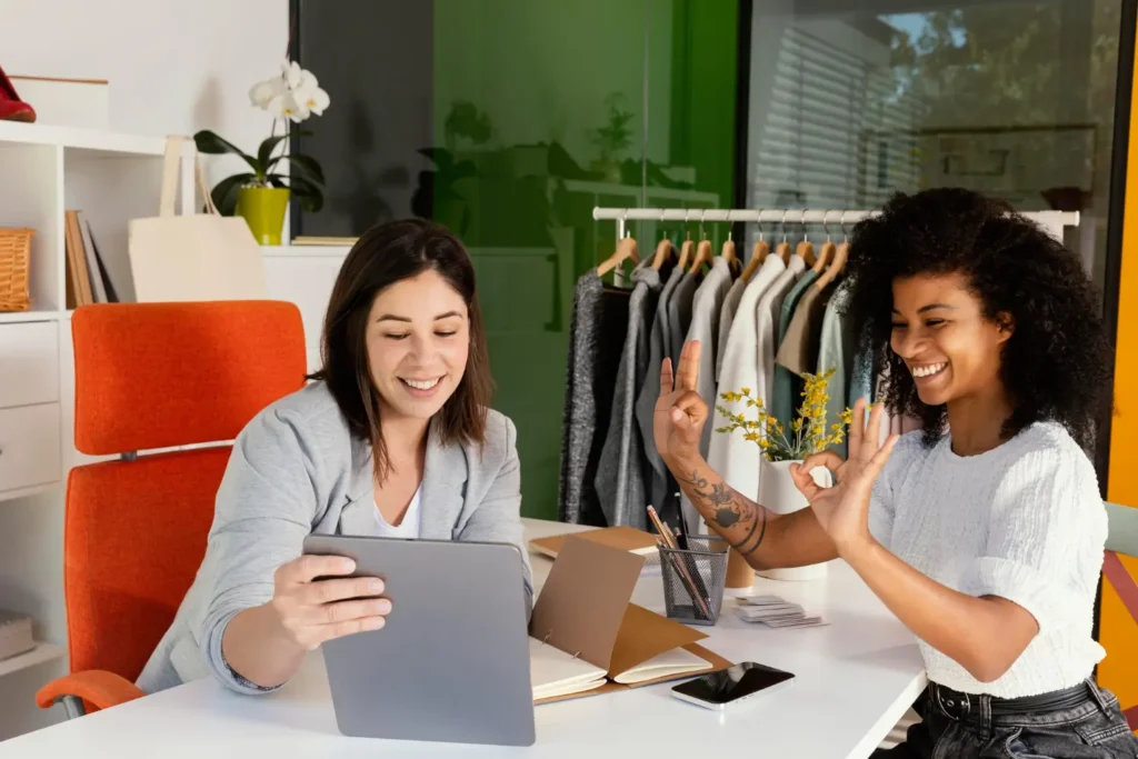 Dona de um ateliê de moda pesquisando tendências de hiperlocalismo com uma cliente