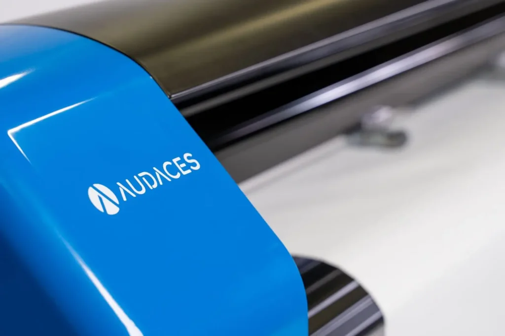 Logo Audaces em uma máquina plotter