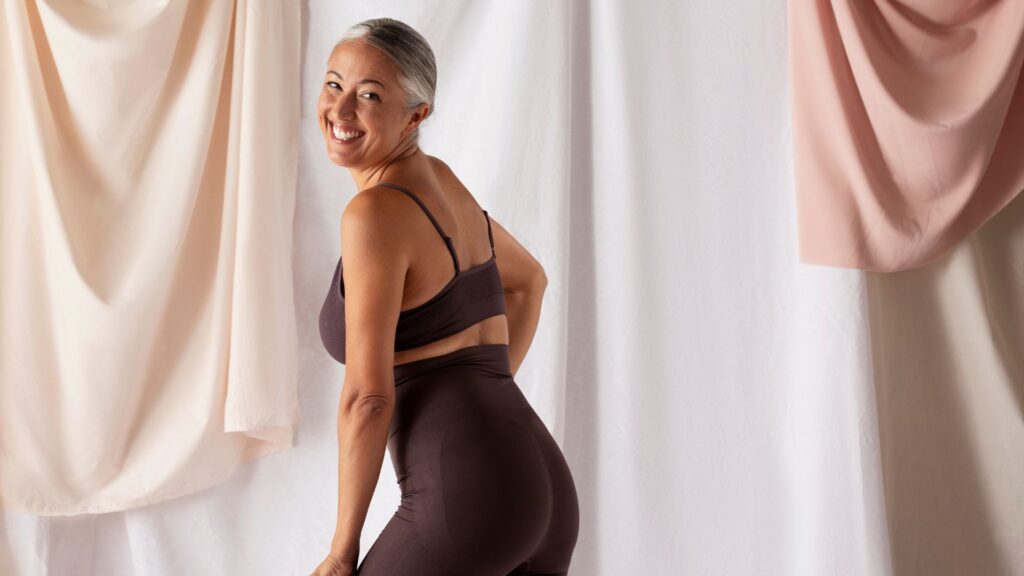 Conjunto deportivo seamless en color piel, con acabados suaves al corte y sin líneas visibles, ideal para uso diario con efecto invisible.