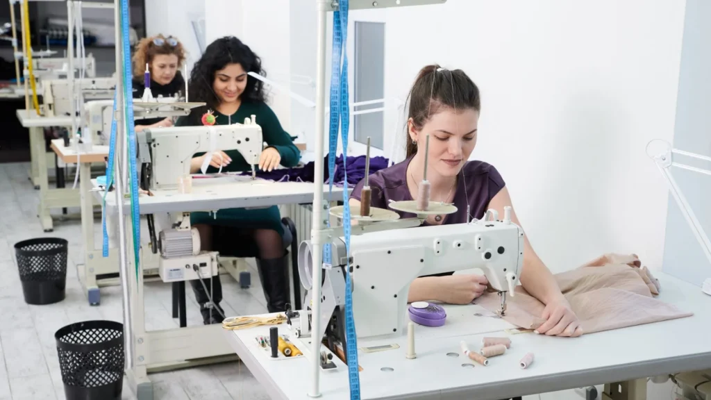 En una producción industrial Argentina, una diseñadora crea patrones y prototipos que luego se transforman en productos de alta calidad para el mercado nacional e internacional.
