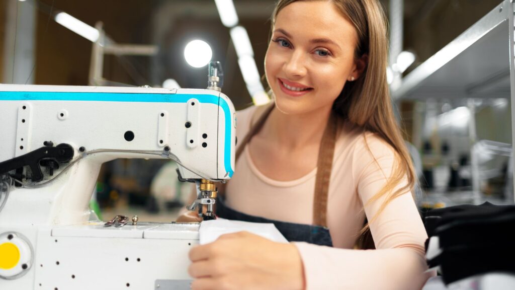 Supervisando cada detalle del proceso, diseñadora demuestra que el control de producción es clave para entregar prendas impecables y a tiempo.