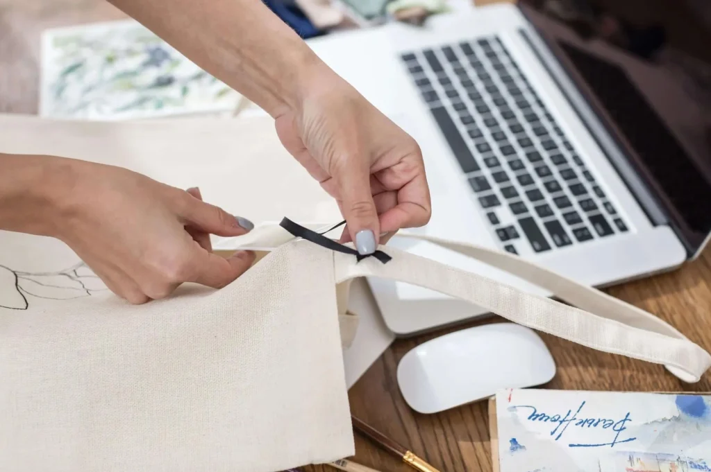 Designer che confeziona borsa