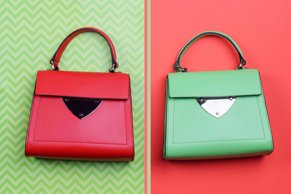 How to make a bag: a red and a green piece on contrasting backgrounds.