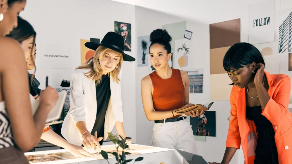 Un equipo de diseñadoras analizan en conjunto referencias visuales, y microtendencias.