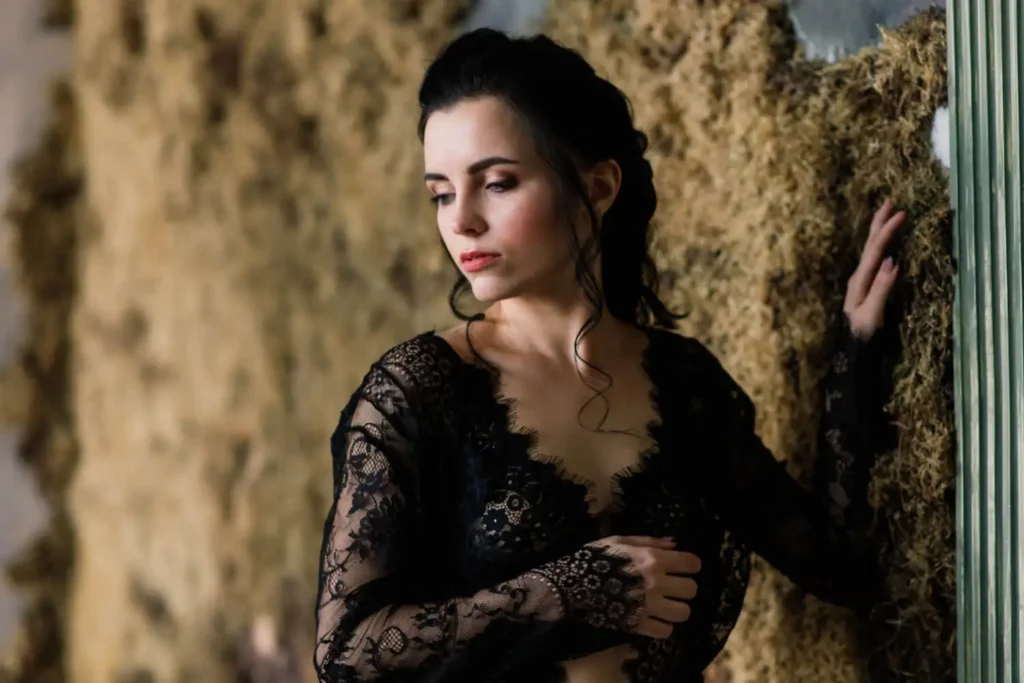 microtendencias: mujer con un vestido negro