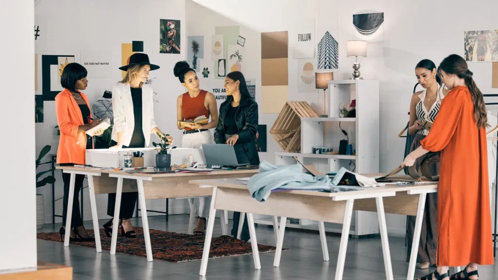 un equipo creativo convierte inspiración viral en colecciones reales, a través de microtendencias.