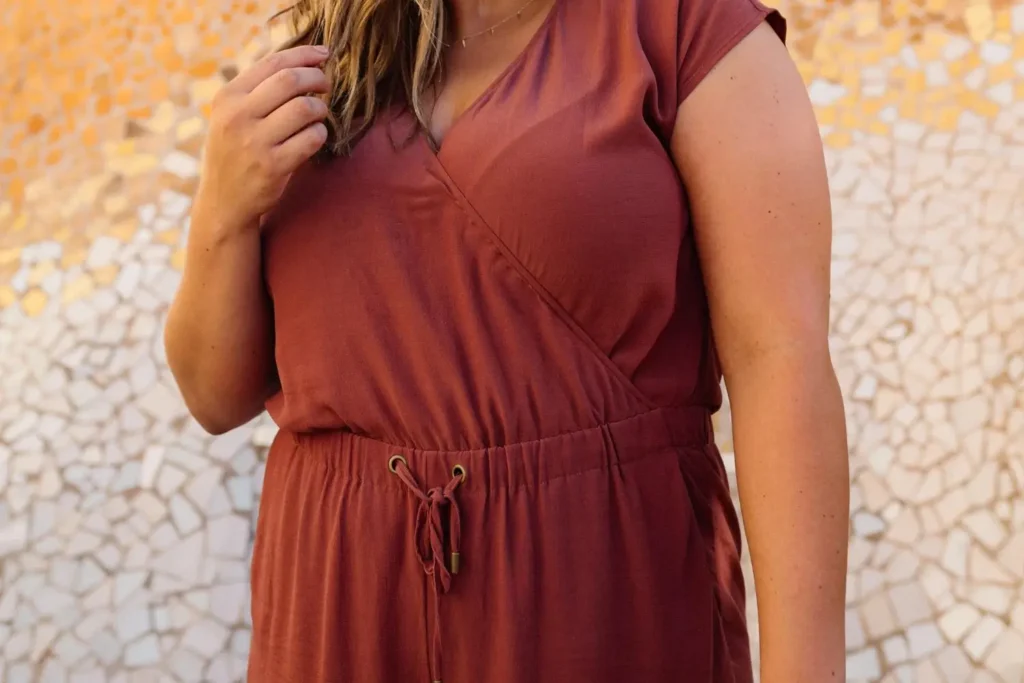 Modelo usando roupa feita com moldes plus size