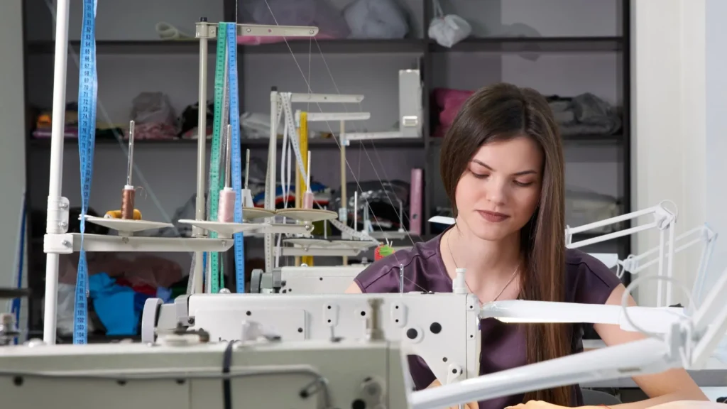 Producción industrial Argentina: diseñadora textil trabajando en el desarrollo de nuevas piezas en un taller moderno, donde creatividad e innovación se integran a la cadena productiva.